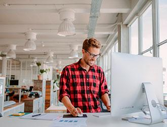 Trabajar de pie es ventajoso por estas cinco razones